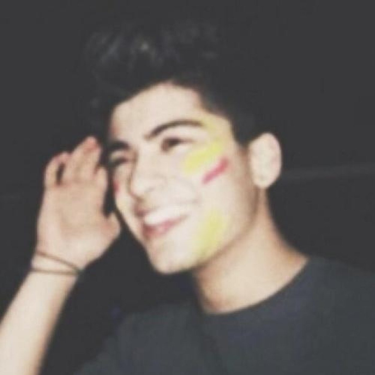 follow me pls i'm a new account! x
