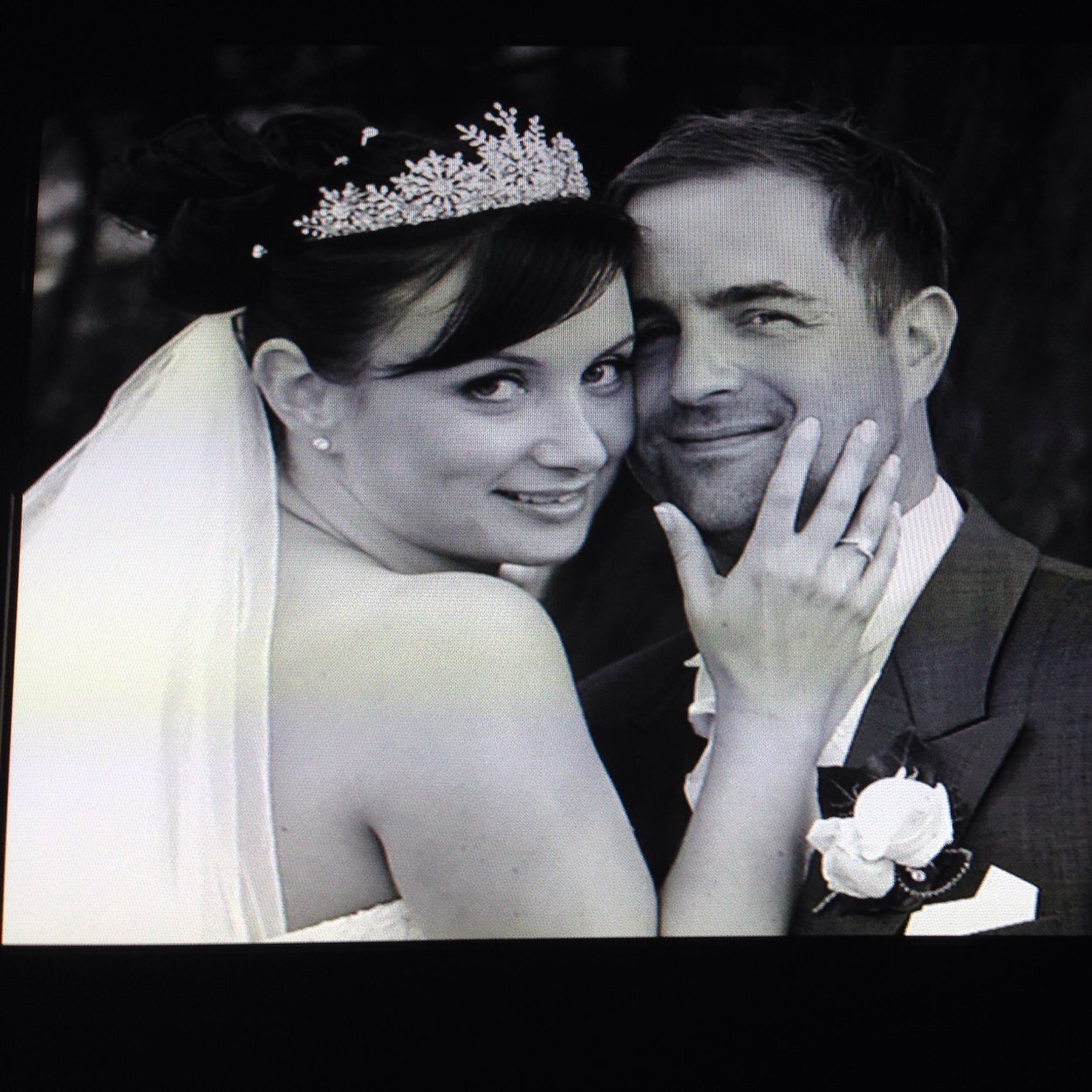 sharaofficially's profile picture. 