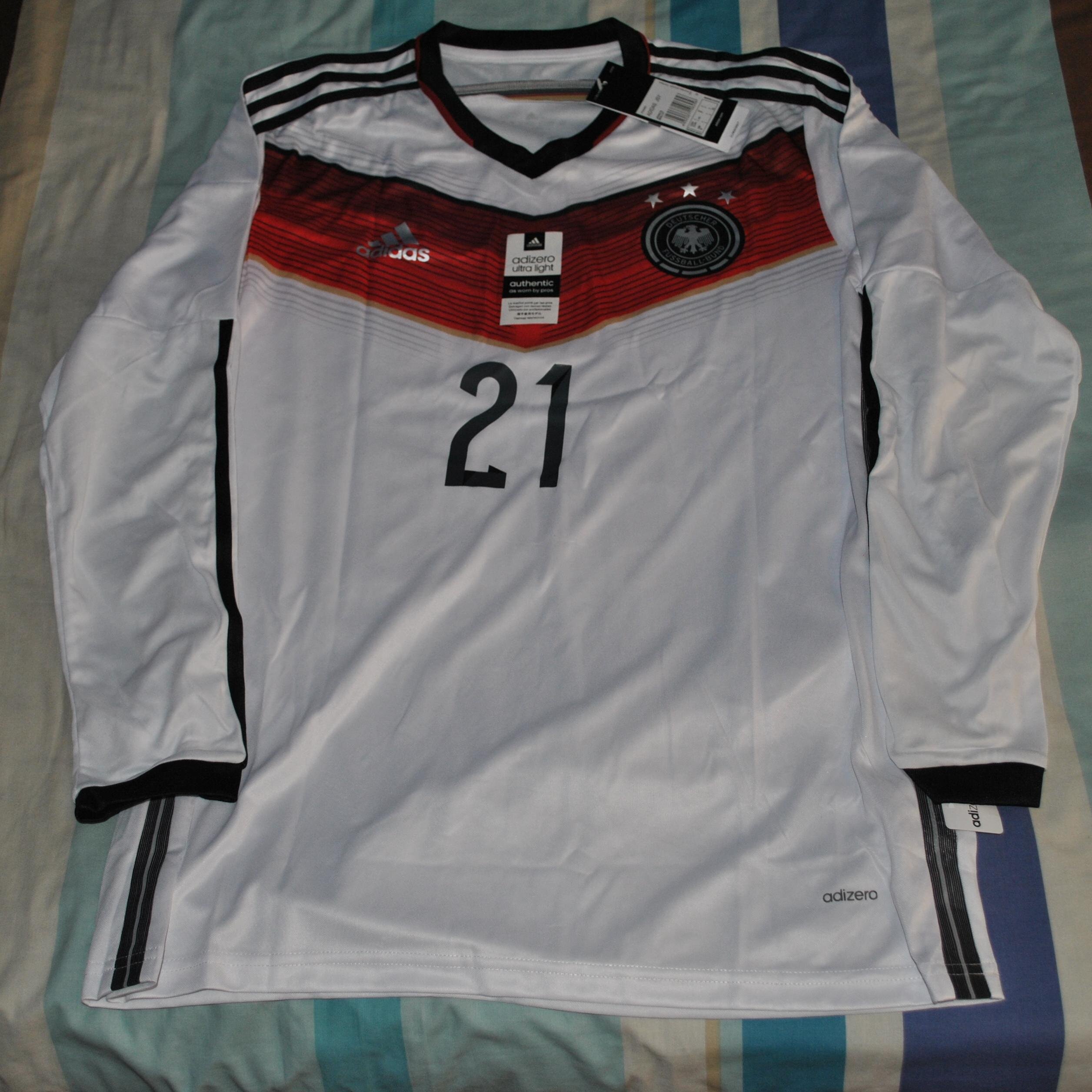 Camisetas de fútbol y NBA de buenísima calidad, preguntad precios por MD, os sorprendereis. CALIDAD THAILANDESA.
 TAMBIEN ROPA DE CALLE. CATÁLOGO: