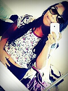 16 anoos, solteeira, adooro daança, adoroo fuunk.... neem saanta neem safaada umm poouko dee caada ! ;3