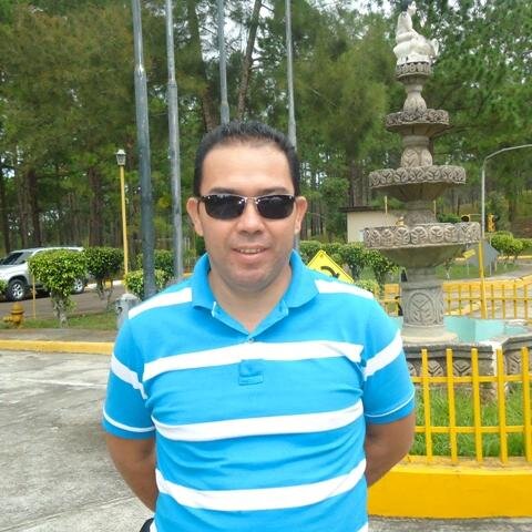 Hondureño, periodista profesional
