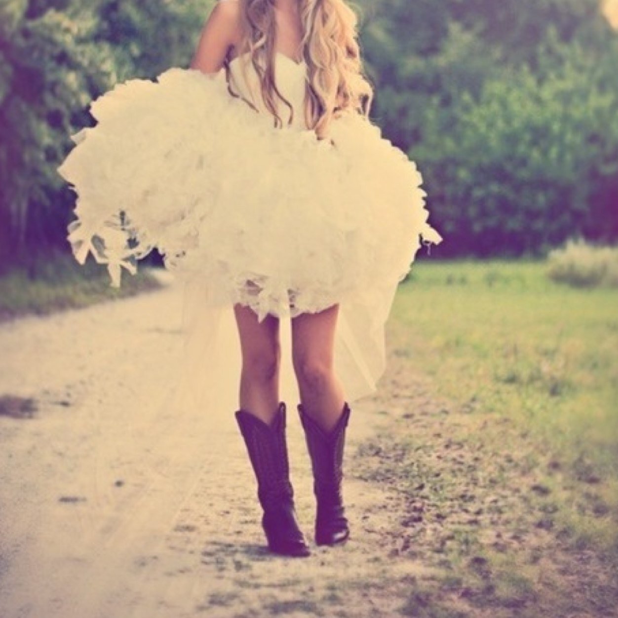 ~ full time princess, an artist, a sweetheart from good ol michigan. i do what makes me happy. end of story. i always follow back. eventually.~