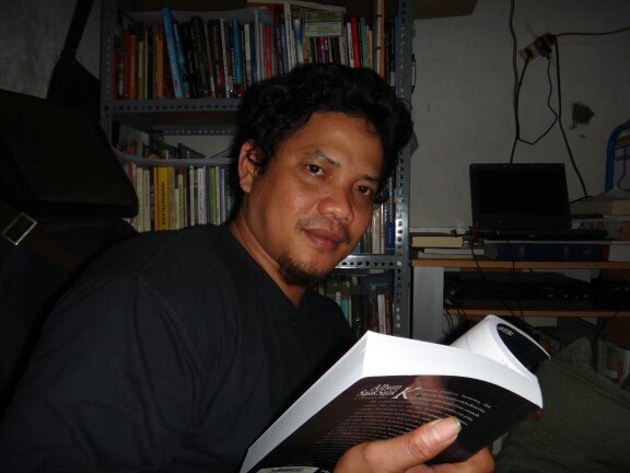 GUSLITERA's profile picture. Im a archivist and teacher. live in Lamongan- Tuban. interesting in writing, reading and playing music instrument. and Drawing too.