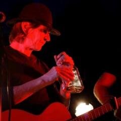 Singer/songwriter. Zanger Gitarist in Bootsman.