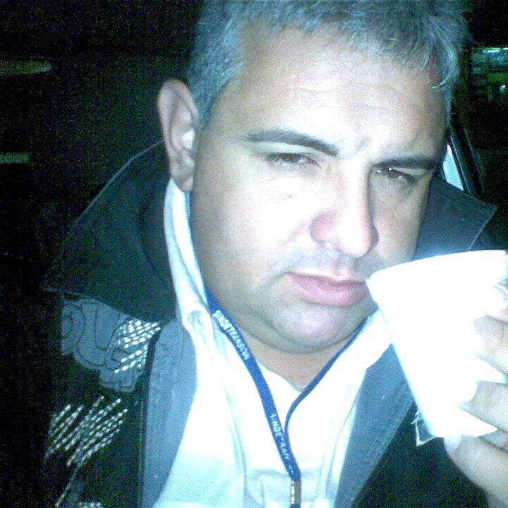 Um dos poucos que ainda sobrevivem num mundo onde o amor se corrompeu, dando lugar à amarguras e violência...
Sou simples, anônimo, mas versátil, objetivo...