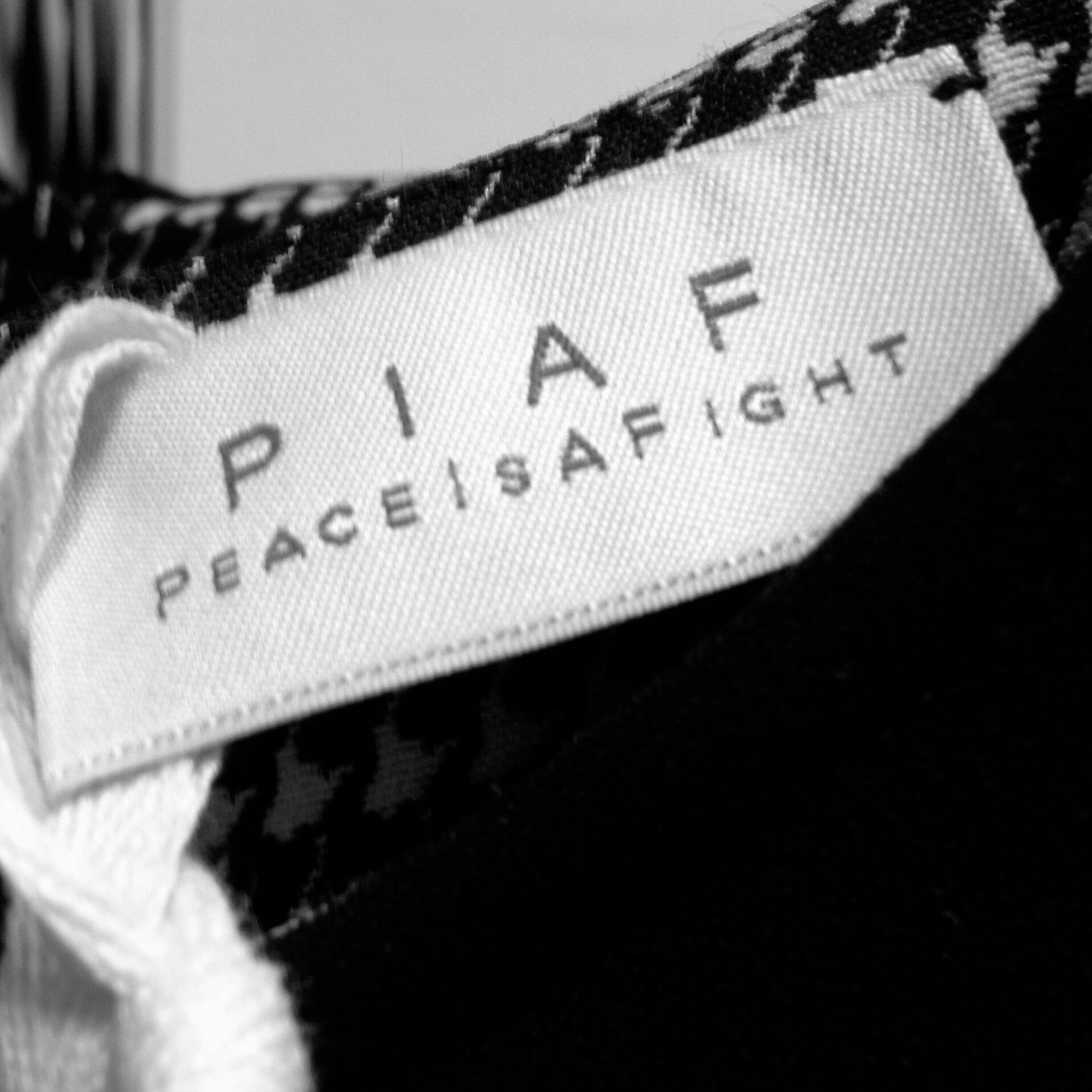 P.I.A.F.PeaceIsAFight Un acronimo impegnato per un produttore di abbigliamento femminile la cui filosofia é quella del togliere per poter liberamente aggiungere