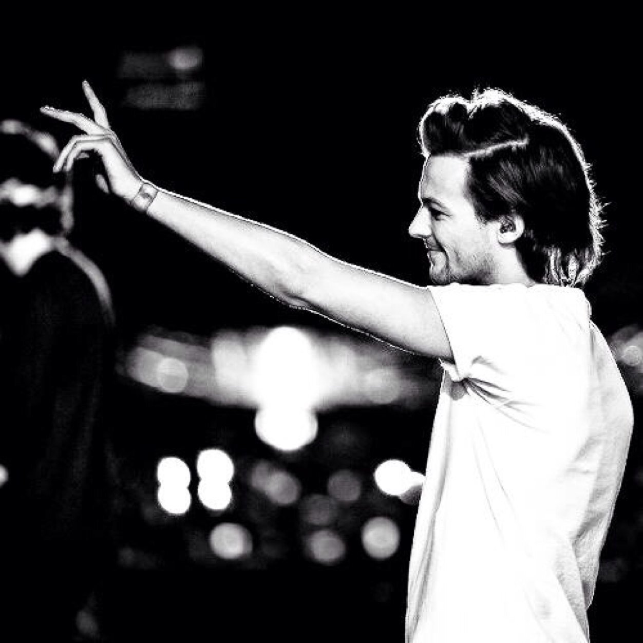 HELLO! follow me because i'm awesome lol jk #Directioner    #Belieber :) folllow me !