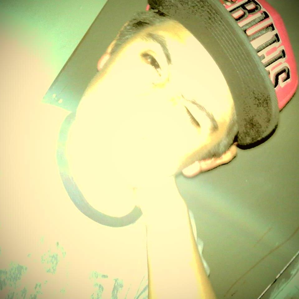 Tengo 14 años me gusta el fútbol , escucho todo tipo de música , odio la escuela si fuera por mi la prenderia fuego ;) Soltero :P