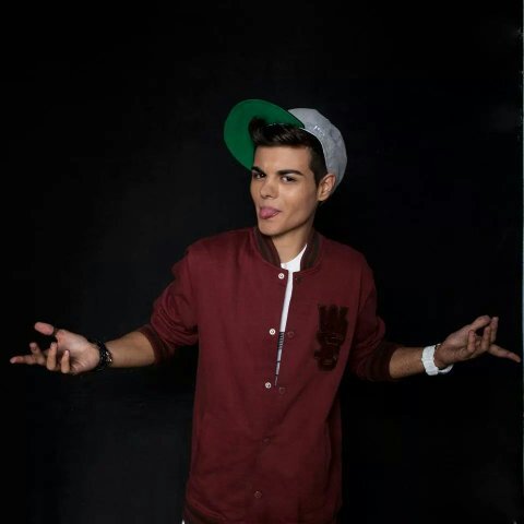 yo amo a @abrahamMateomus y siempre lo are lo apoyare siempre desde una distancia super grande que nos separa pero nimporta desde aki lo apoyare desde Chile