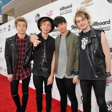 ❤ A FOLLOW FOR YA BABE ❤ could you please follow @5SECSof4EVER I follow back there ❤ THANKS BABE ILY ❤