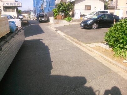 トラックドライバーです❗
毎日住宅資材を現場に配達してますよ。
雨の日は辛いですね❗