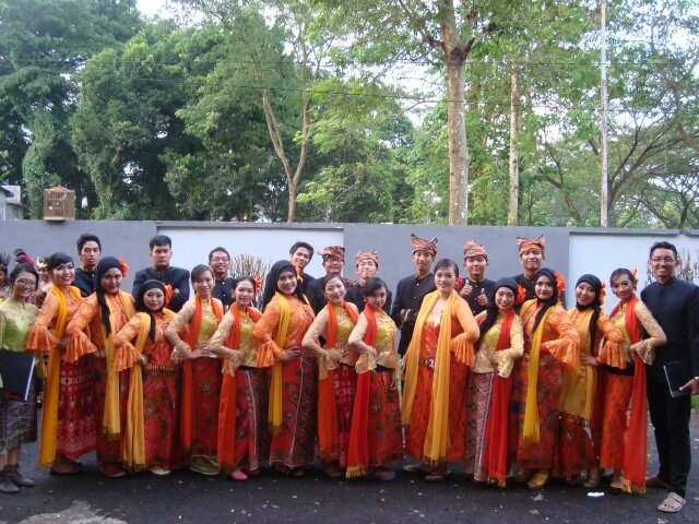 Extraordinary singers.
basically choir and group singing || CP : Icha 081330785789 / Viola 083849662815