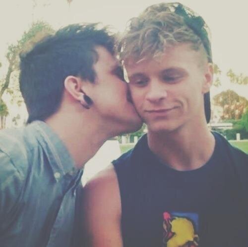 Far from the others,close to each other|{ethan-220514}