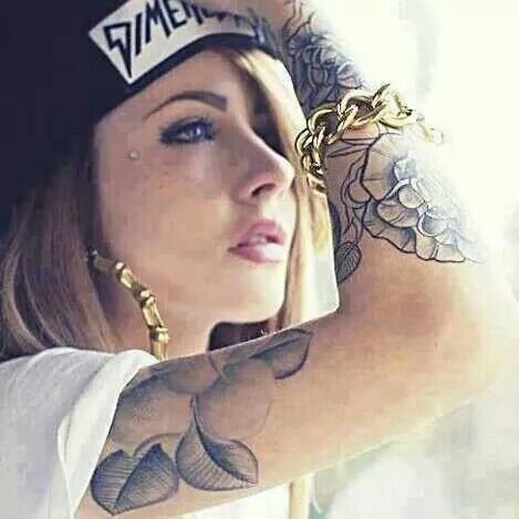 ‏♥♥صورورني الناس اغني....... وآني من الداخل مجروووووح♥♥روحي مثل الطير ترف رف....و شيركص الطير المجروح..♥♥