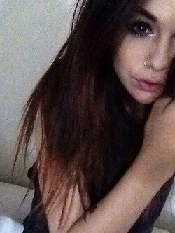 Je suis Émilie, j'ai 16 ans, j'habite à Paris et jespère faire de gentille rencontre ici. :)
