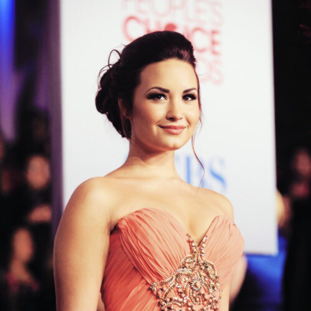 LOVE DEMI?? FOLLOW @iconicdemetriaa SHES NEW AND IM HELPING A FRIEND OUT THANK YOU