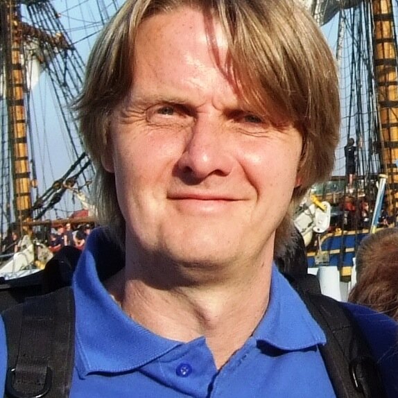 Har den fula ovanan att vid rätta tillfällen spotta ur mig ordvitsar .  Tänker dock mest på livets mening. Att sömn är ett märkligt tillstånd t.ex. Och vatten.