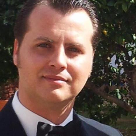 Católico, padre, esposo, hijo, amigo de mis amigos, hermano de la Sed y Sevillano por la gracias de Dios