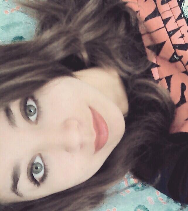 Bom, sou uma garota simples, curto rock, animes, videogame, adoro lutas, treino taekwondo , e etc ...