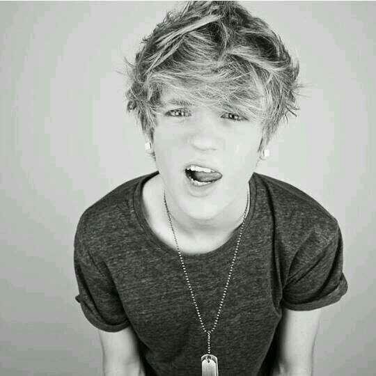 He never met girls like us because we're keeping him up all night ;) @DanielJWorld fanpage #AlienMeerkats