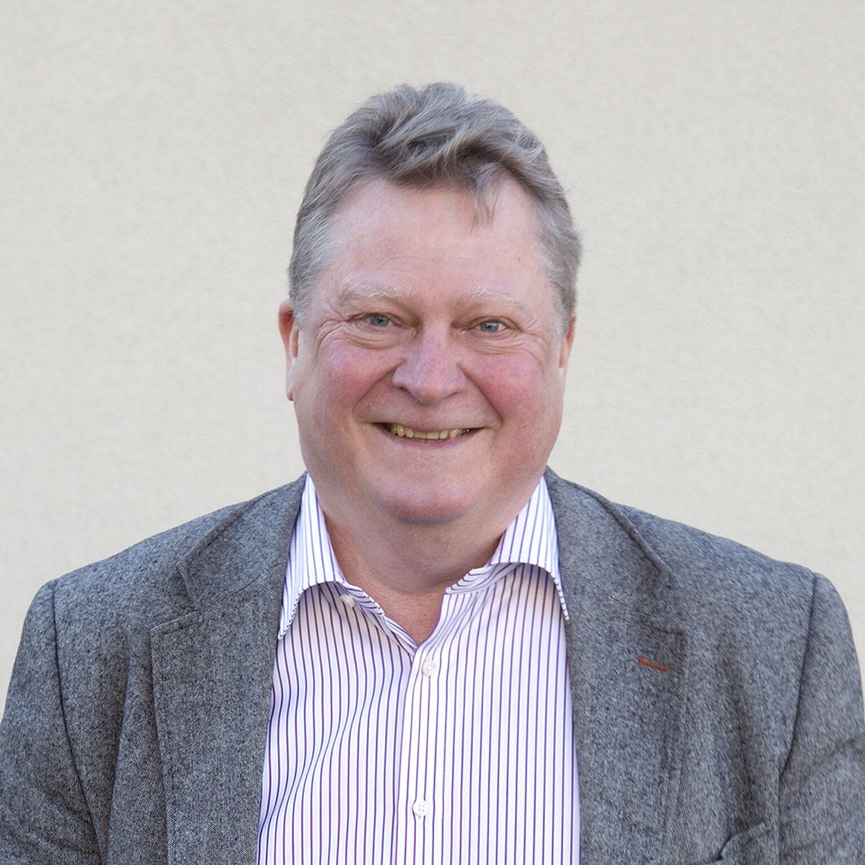 Egen företagare, frilansande journalist och fritidspolitiker fp.