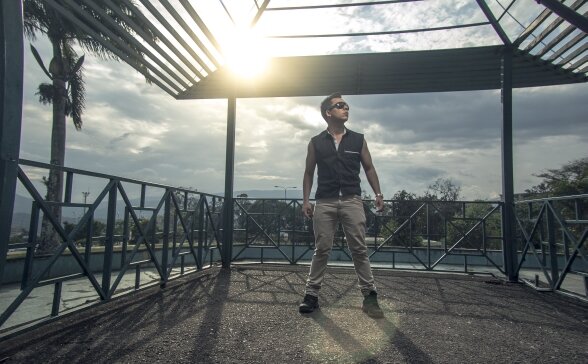 ♪ Cantante Solista/ Compositor ~ Persiguiendo sueños, que gracias a Dios pueden ser posibles. ♫