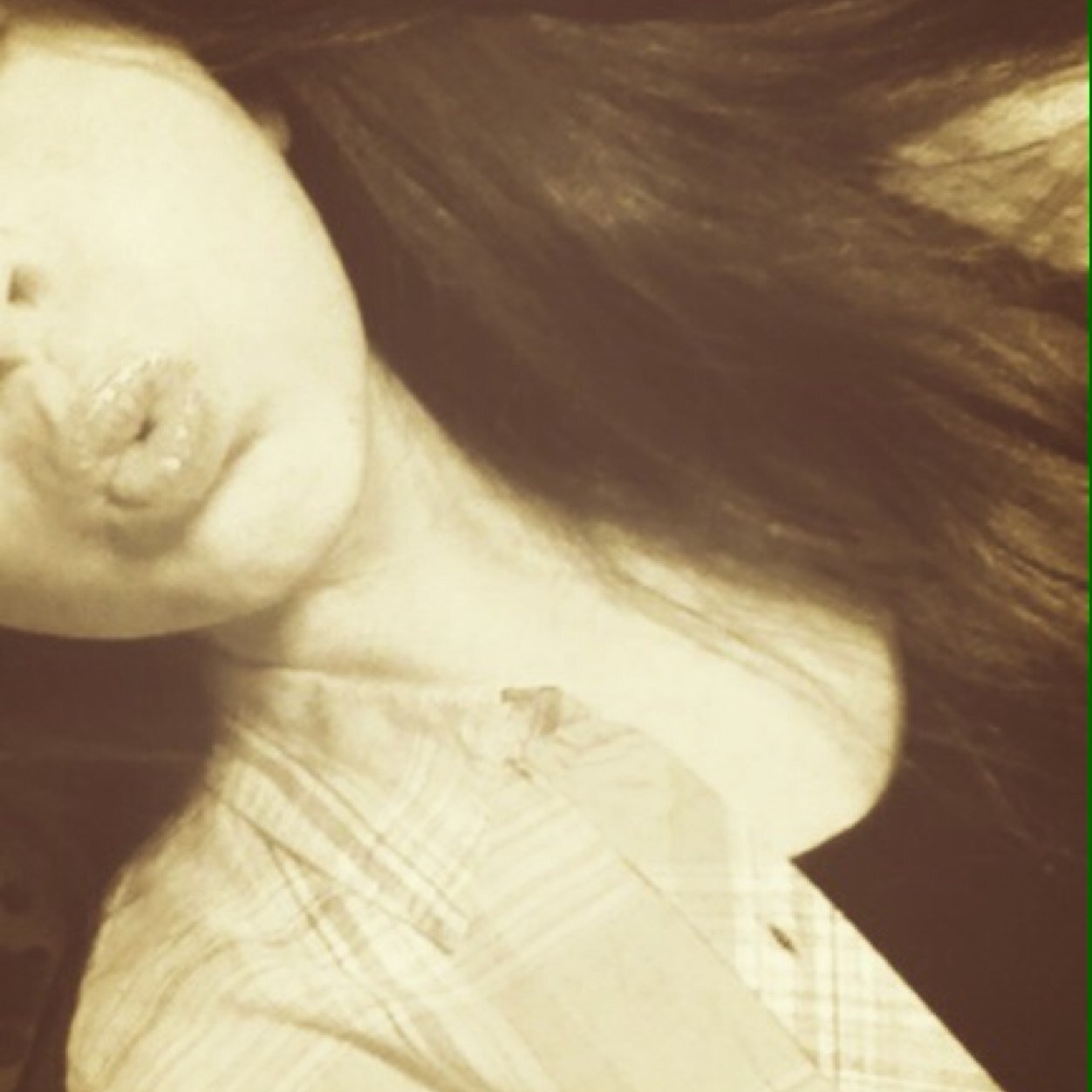 My name is Tymber. I love music it's my life. I love to sing. I'm 16 and would love for you to follow me(: