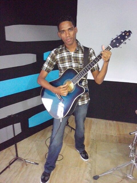 ElRoberk's profile picture. Nacido desde las notas cantadas de cielo azul,con determinación a las composiciones románticas y con un amor incondicional a la música y Dios es su inspiración.