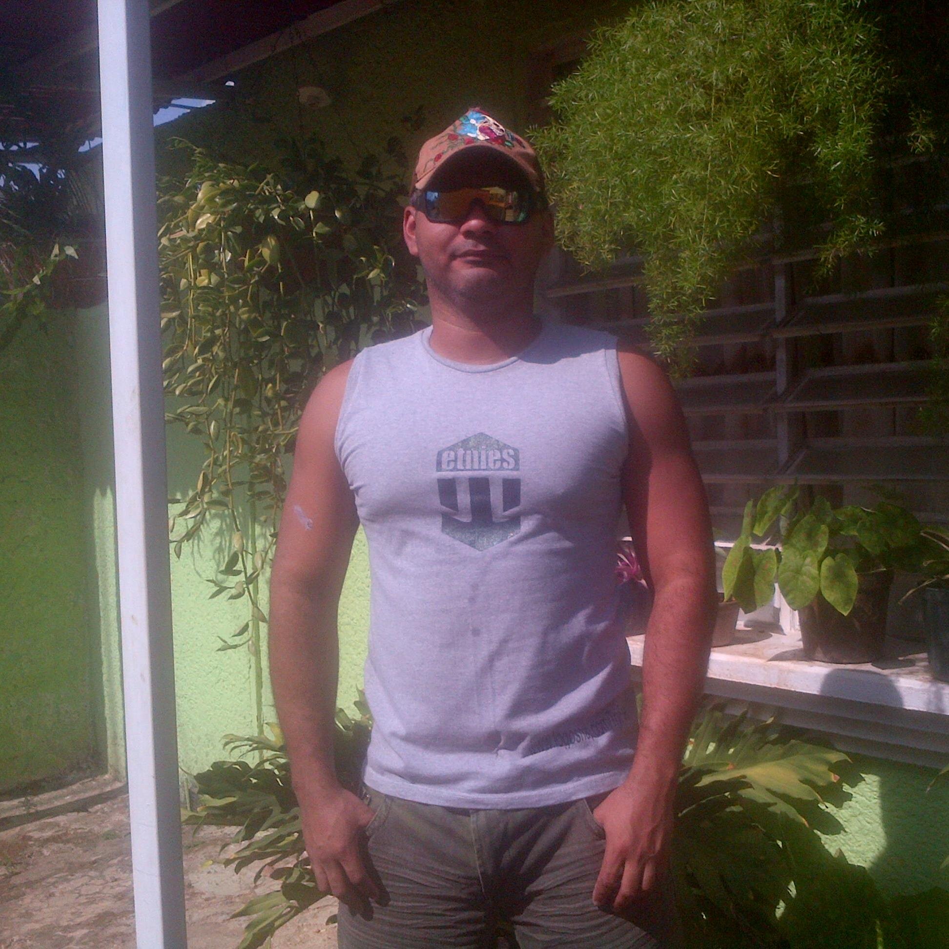 Sincero, honesto y amante del buen comer, amigo de los amigos, admirador de la belleza femenina