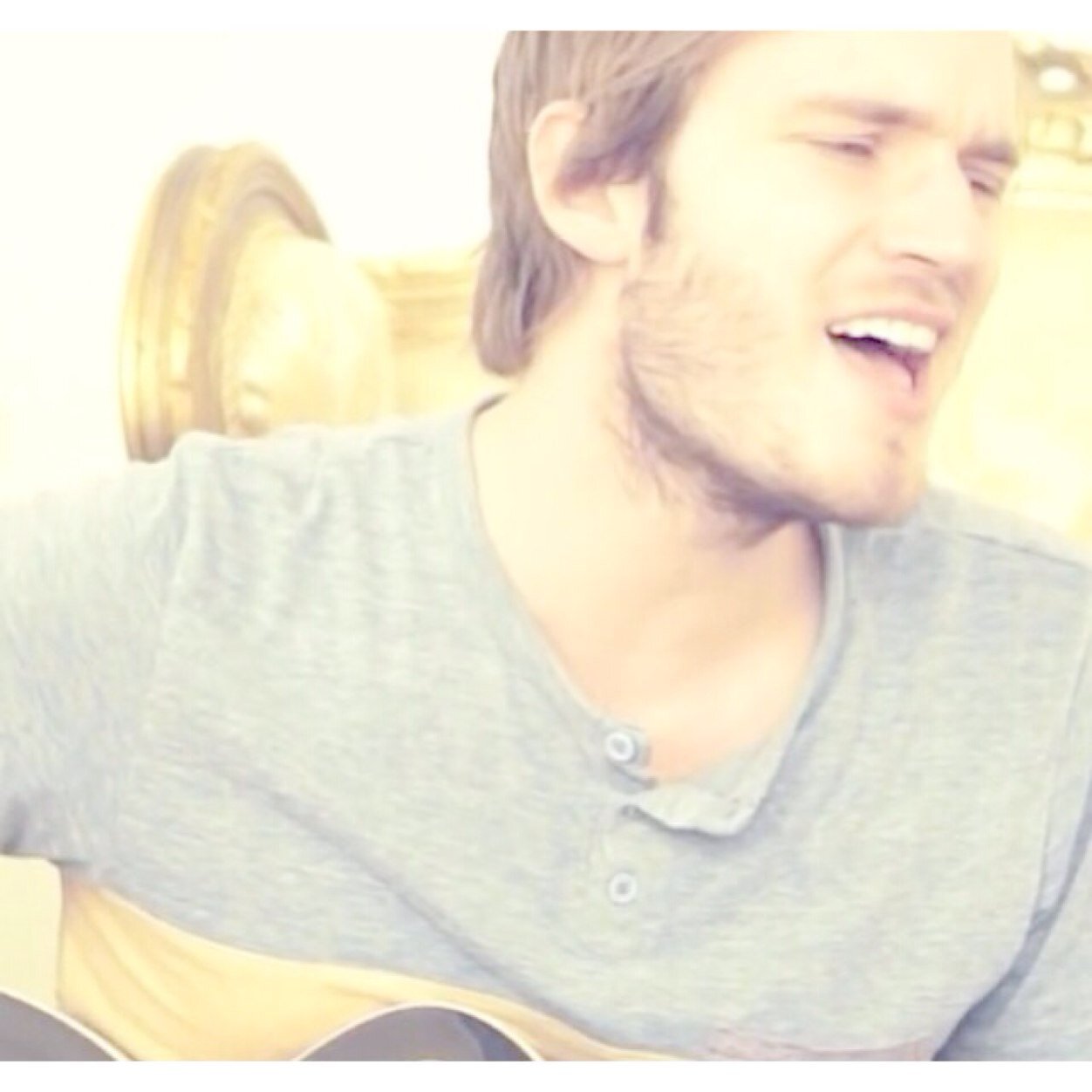 i want a pet unicorn. kinda obsessed with cats, the janoskians, felix kjellberg&elvis. 16. english.