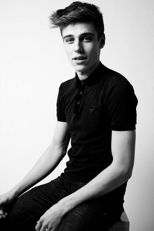 Nycholas_WL's profile picture. 19. Francés. Dispuesto a ver y tocar toda la belleza del mundo, toda la posible, claro. #Waveland