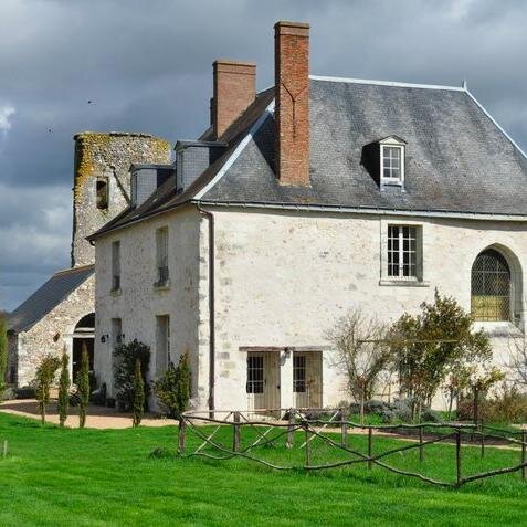 Entouré de forêts et de pâtures, aux portes de Tours, le Prieuré de Lavaray comprend une tour fortifiée, une fuye et une magnifique grange dîmière classée.