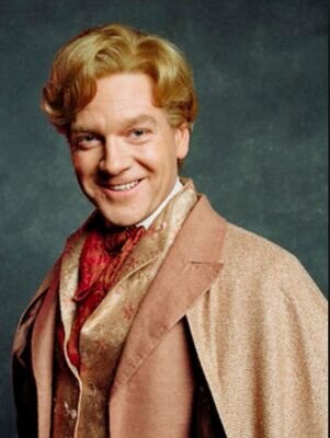 Profesor de DCAO en Hogwarts. Aventurero, mago y escritor. 5 veces galardonado a la mejor sonrisa. Mis fans siempre lo primero. Lockhart en #AlwaysPotterRol.