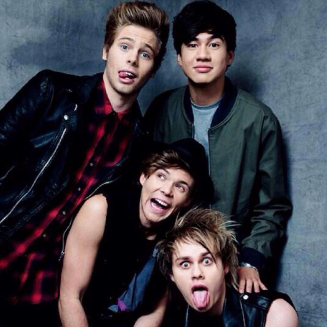 One direction and 5sos updates❤️