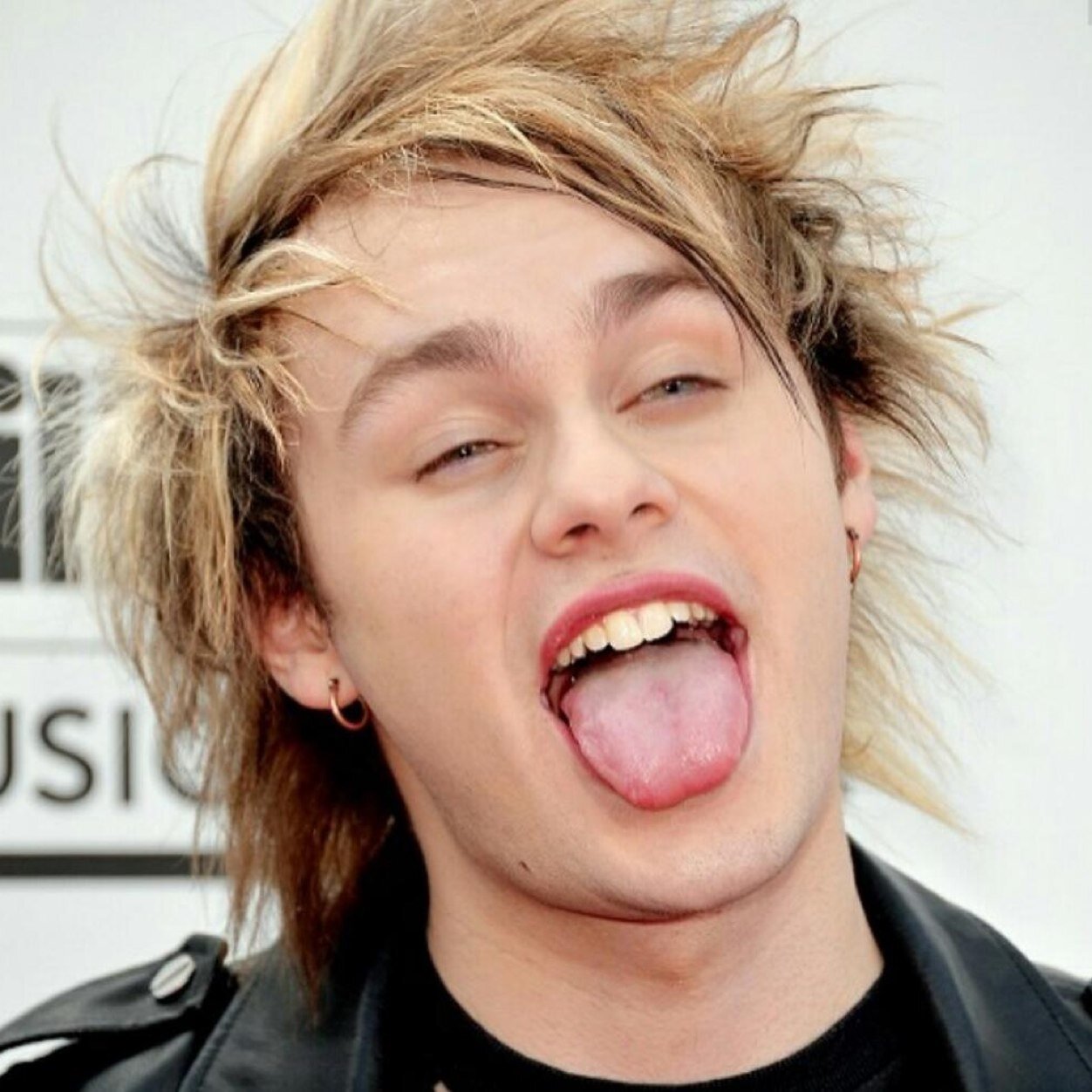 Please dont give up. Michael will follow you soon. It'll happen when you least expect it.