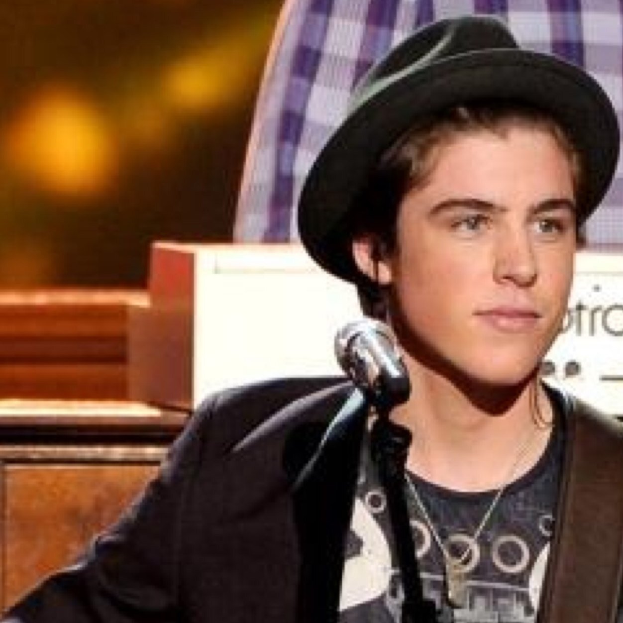 i want some pizza and one sam woolf please.