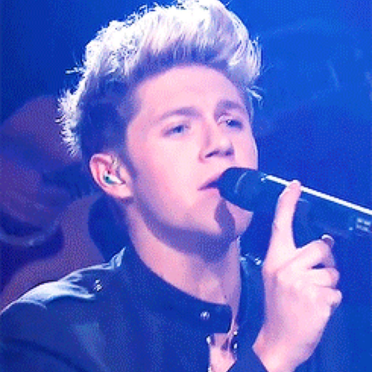 hey go follow @niaIIoser because she gave you a free follow woohoo!!!!