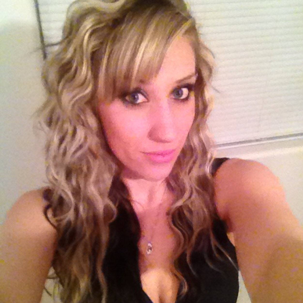 mammmik27's profile picture. 