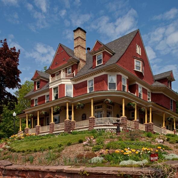 Lodging & Dining in two Queen Anne Victorians & a private cottage. Lake Superior views, fireplaces, whirlpools. Romantic Getaways, Dinner Concerts, Weddings.