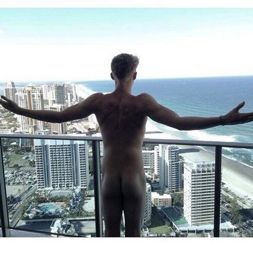 Imagine que botão de follow é a bunda do Cody, e aperte!!! Seguida pelo @CodySimpson