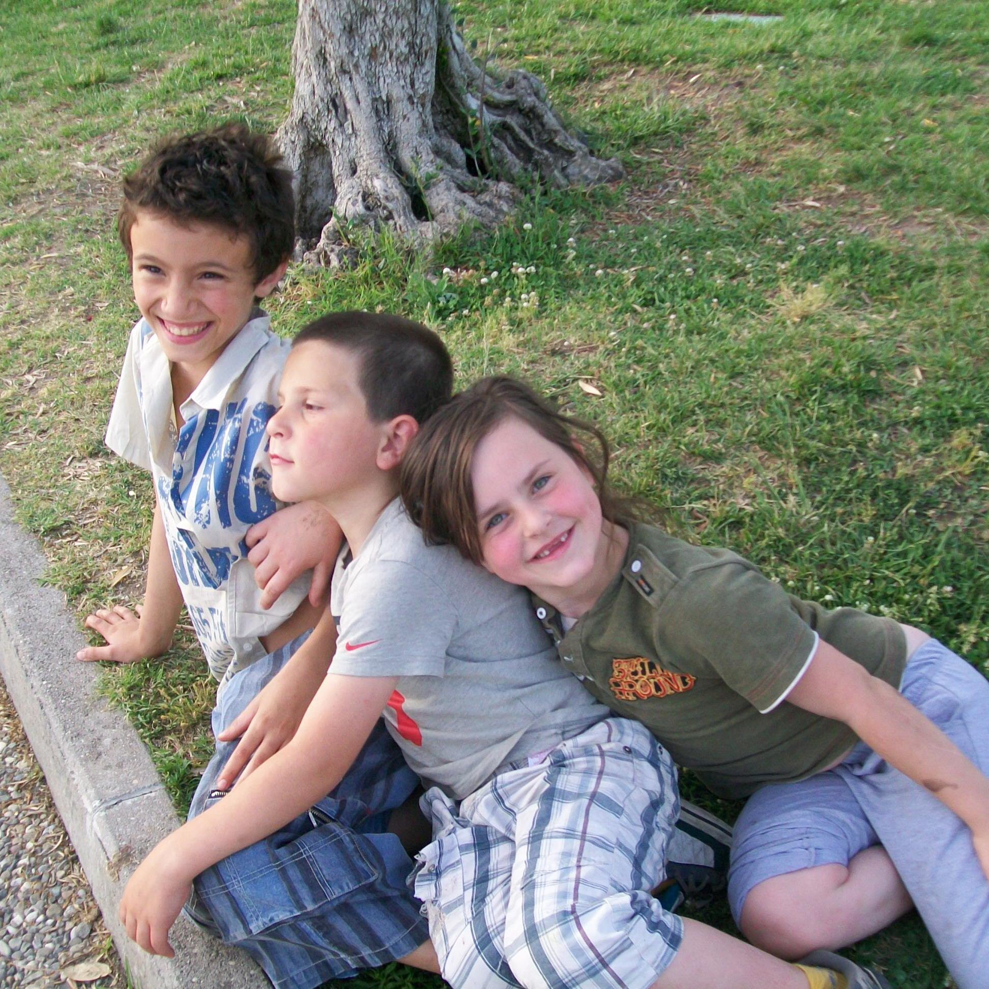 Tre scugnizzi di Ercolano. Friendship is everything. L'amitié est la vie. La amistad es todo en la vida. Welcome to Official Twitter Nicola Di Monaco.