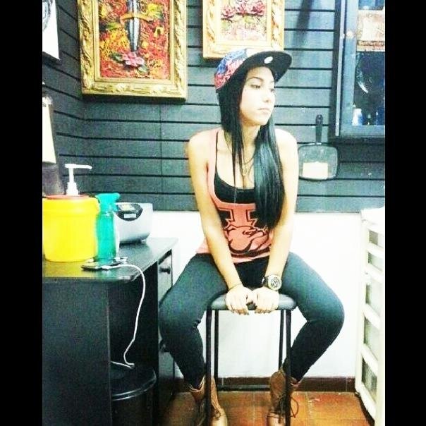 Aprendiz de tatuador, bailarina, moderadora y maracucha sencilla. Optimista, creo plenamente en Dios y en mi Chinita! La Música me apasiona.