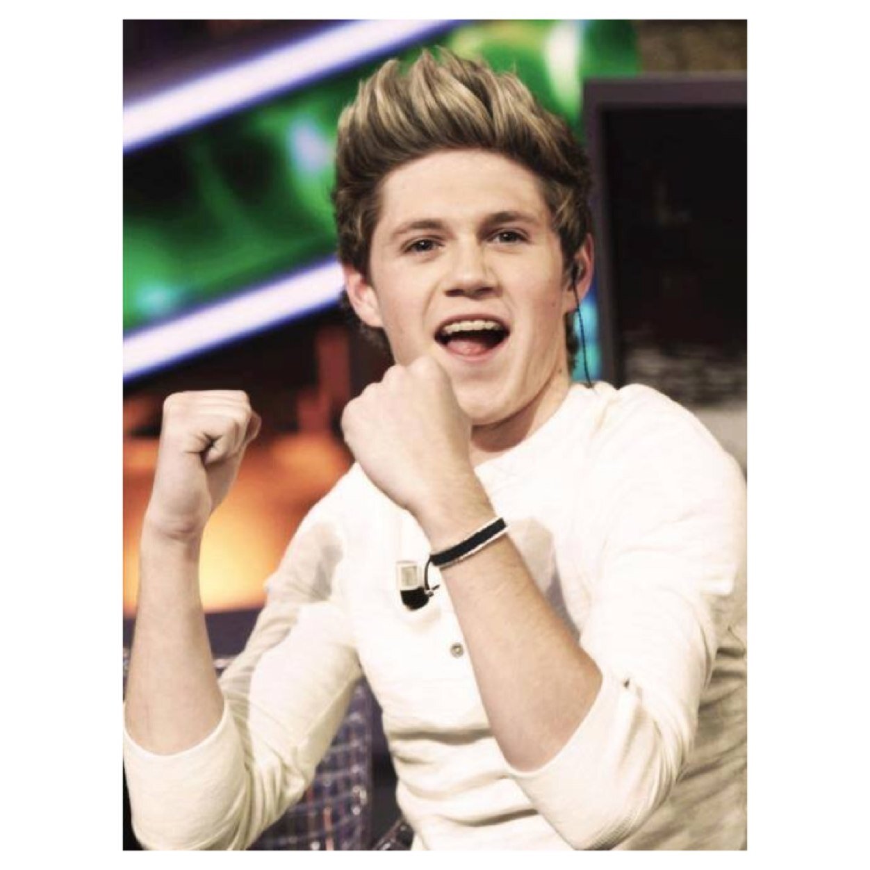 Follow @ItsMeJazreen please follow her. @NiallOfficial @Harry_Styles @Louis_Tomlinson @Real_Liam_Payne @zaynmalik @justinbieber