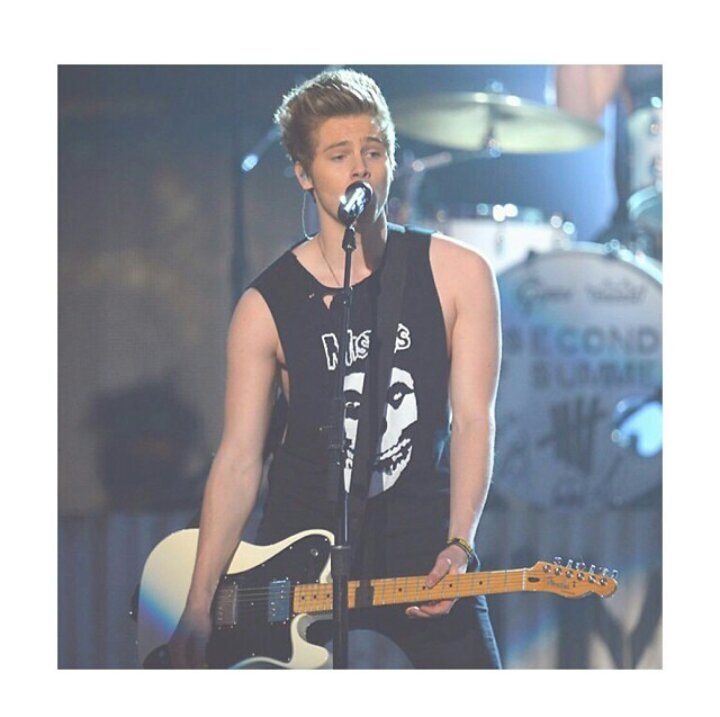 hey babes! please follow @CalumsAngel_ :) thanks hun xx love youu