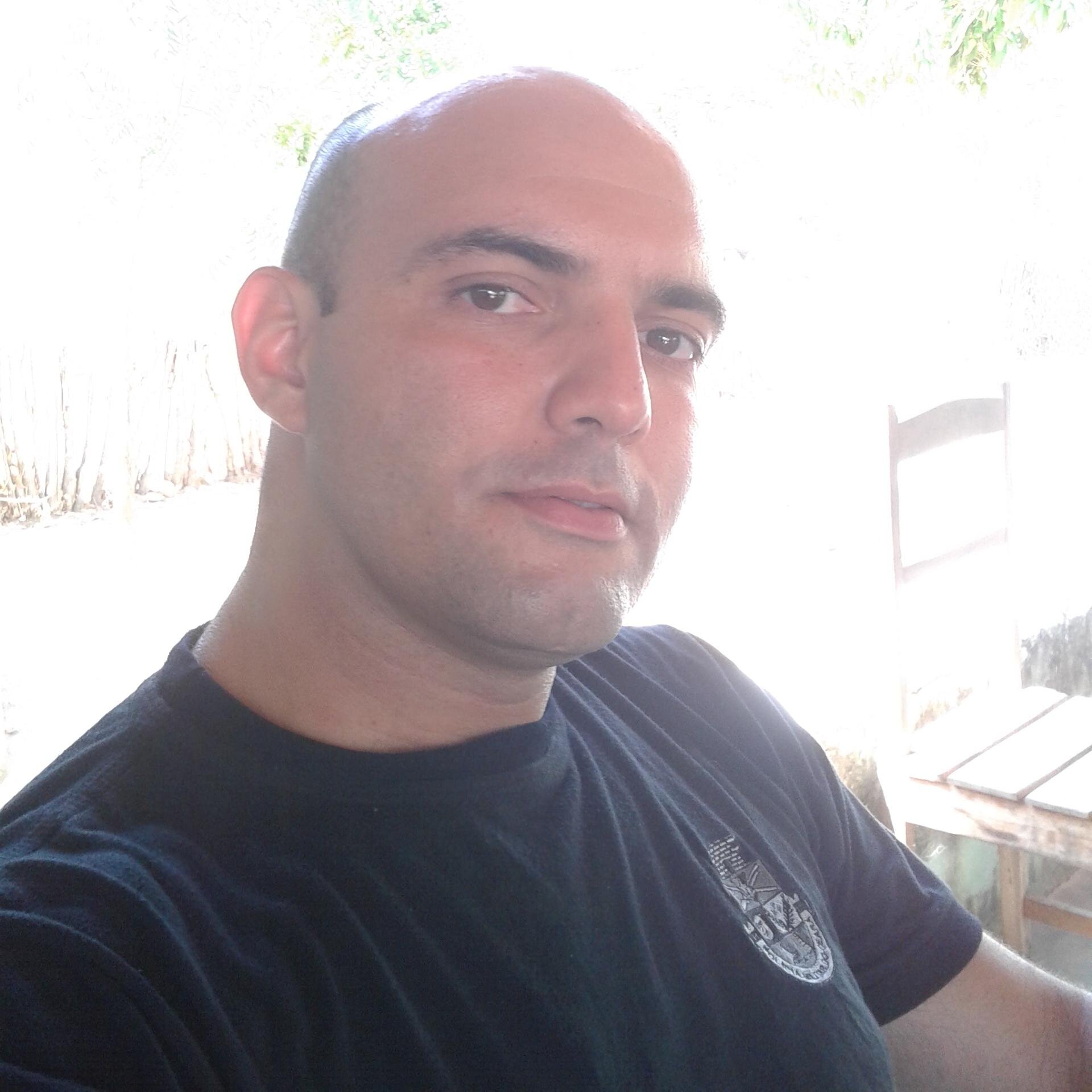careca, liso e feio.