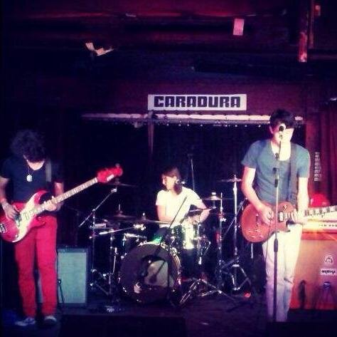 Area_Alterna's profile picture. Banda Indie mexicana con una gran propuesta integrada por @DiTo_Dlfno (percusiones, 1ra voz y teclados) @alex_doza (guitarra y voz) y @nicozav13 (bajo y voz)