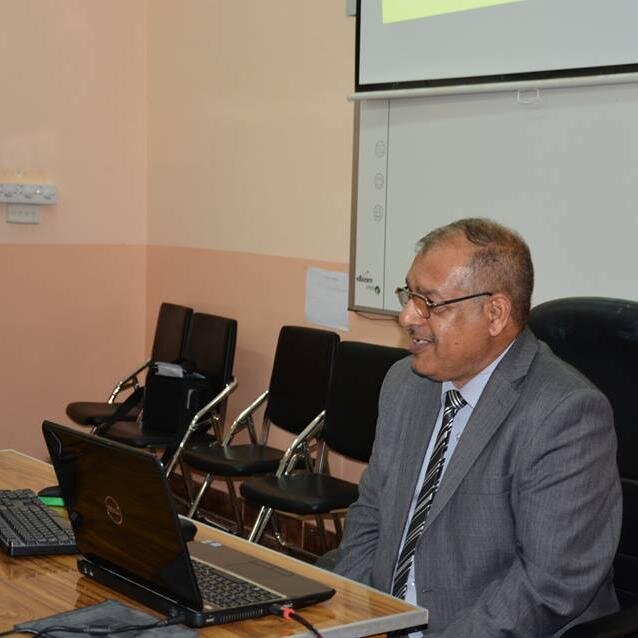 استاذ جامعي متقاعد