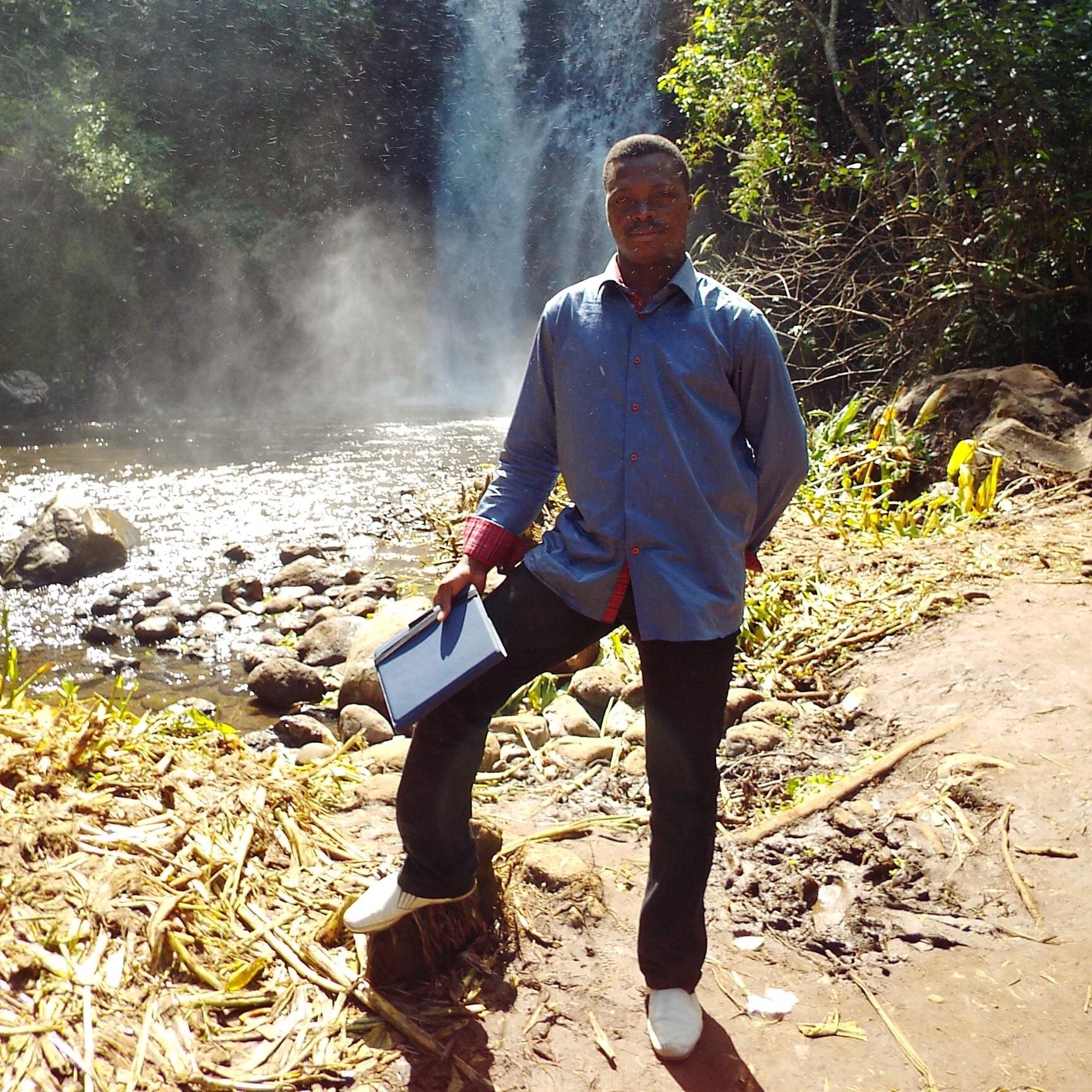 Spécialiste I&D, Communication politique et régulation des médias; féru d'échanges inter-culturels, fidèle en amitié et passionné de foot et de cinéma.