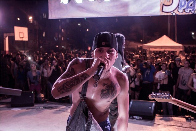DOSIS  conformada por artistas caleños, jóvenes emprendedores que comparten el mismo amor por la música, el desarrollo y el apoyo a otros jóvenes que al i