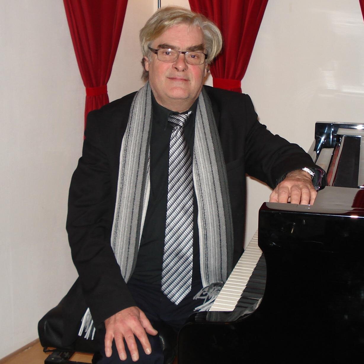 Professeur de piano, conférencier, concertiste, chef de choeur et d'orchestre.